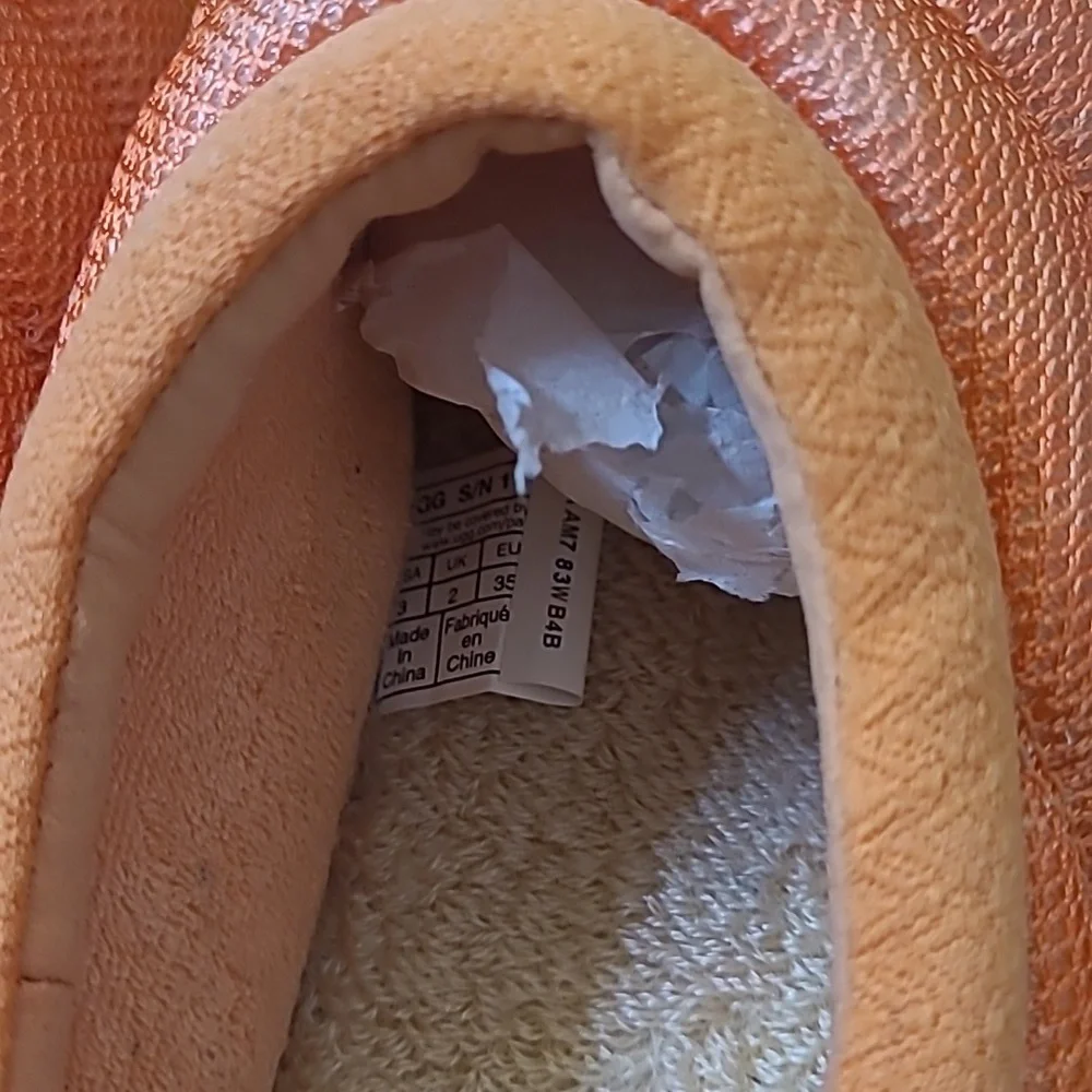 UGG‎ Orange Kids Slip-On Shoes used exelente condition perfect for winter.
